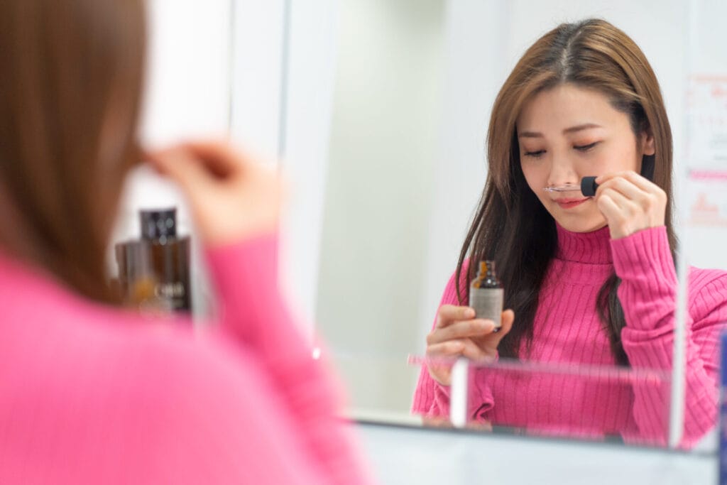 尼崎のヘッドスパサロンnemuruのオリジナルエッセンスを選んでいる様子