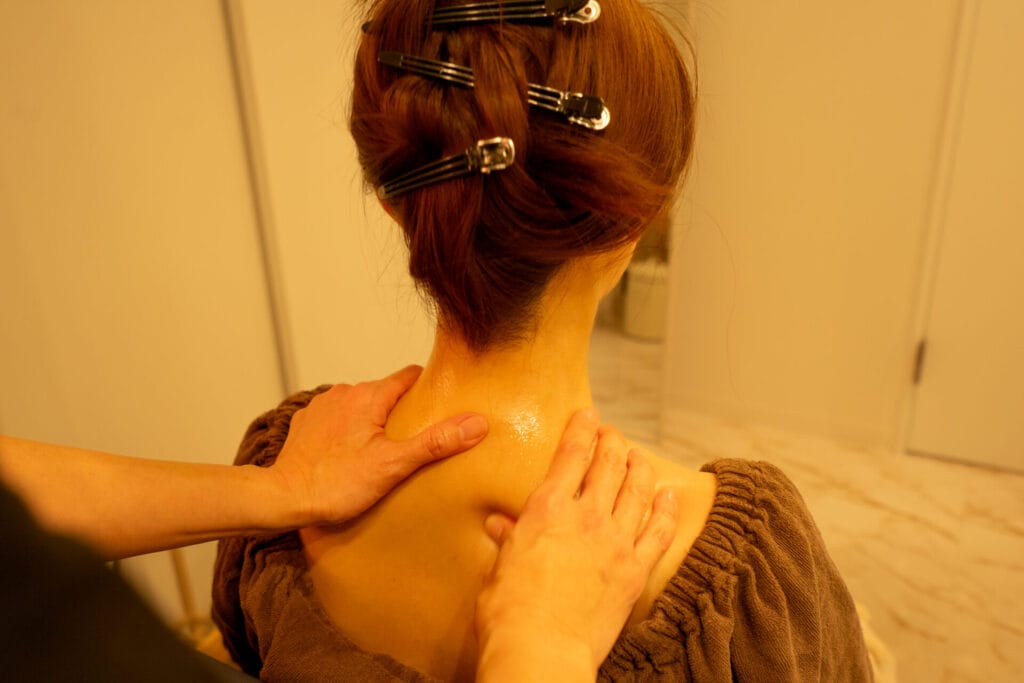 尼崎のヘッドスパサロンnemuruの首周り・デコルテをマッサージする様子