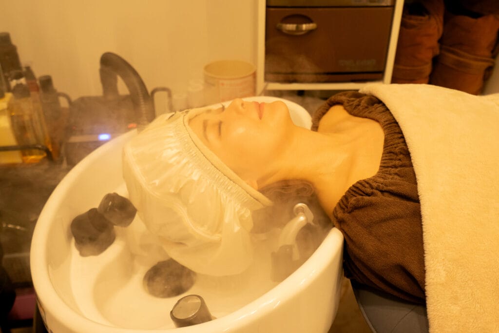 尼崎のヘッドスパサロンnemuruのスチームしている様子